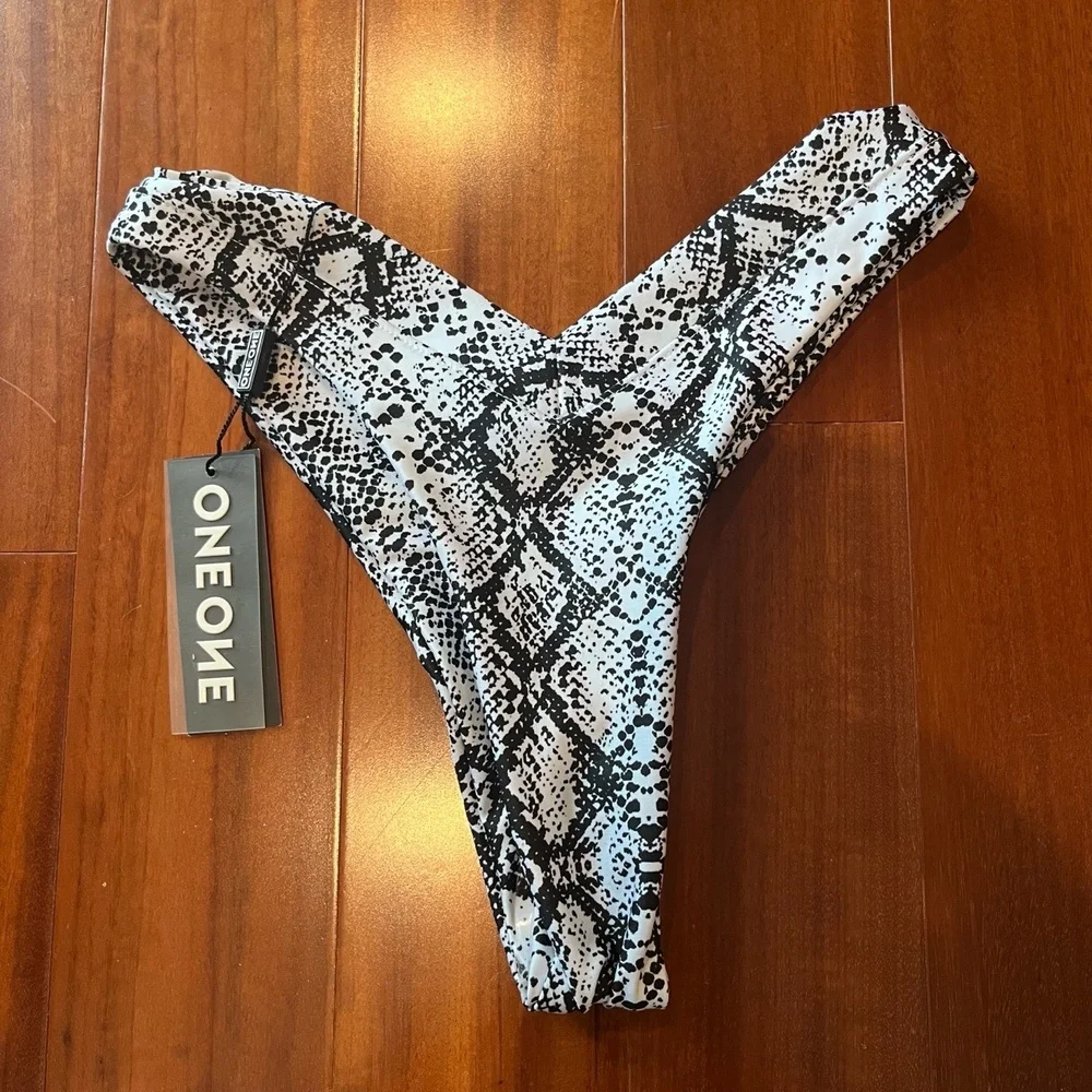 New NWT ONEONE Bikini Bottom Cheeky Gray Black Snake Animal Print‎ Swim Sz Small